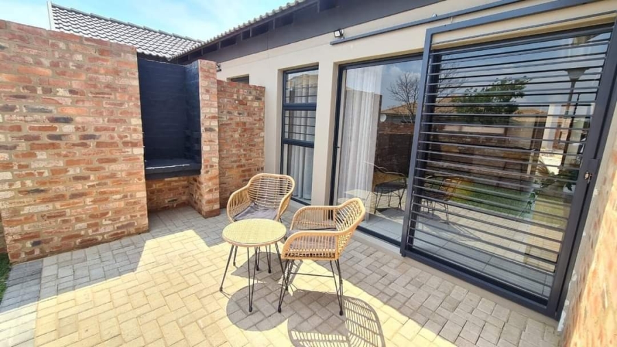 To Let 2 Bedroom Property for Rent in Van Der Hoff Park North West